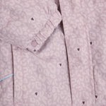 Elegante lila Winterjacke von Minymo mit verspieltem Leoparden-Muster und zarten Herzen-Details – perfekt für kalte Tage mit Stil.