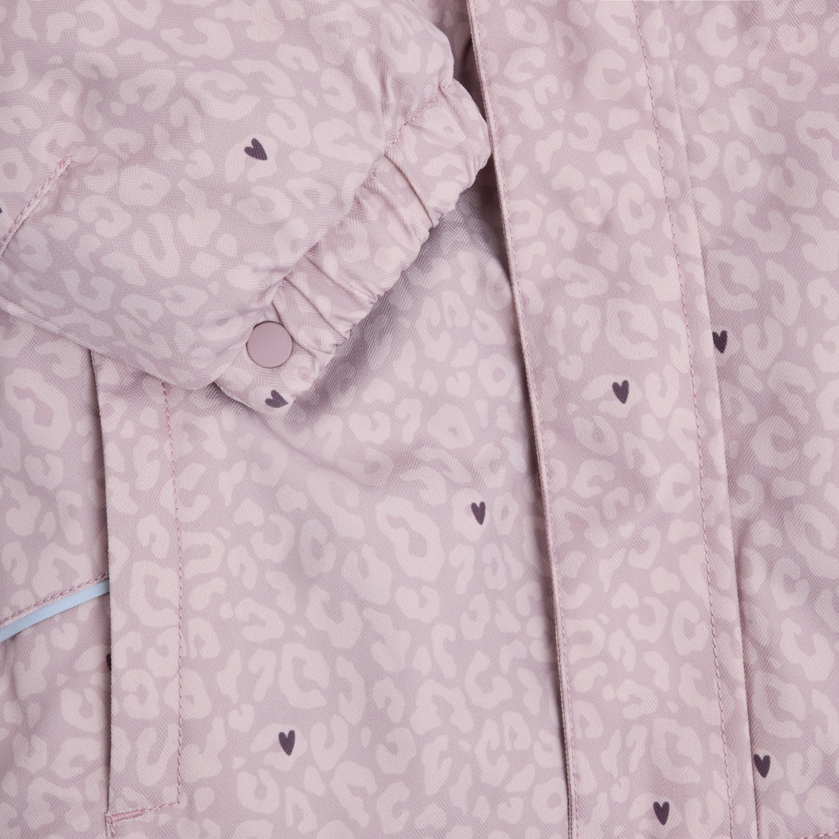 Elegante lila Winterjacke von Minymo mit verspieltem Leoparden-Muster und zarten Herzen-Details – perfekt für kalte Tage mit Stil.