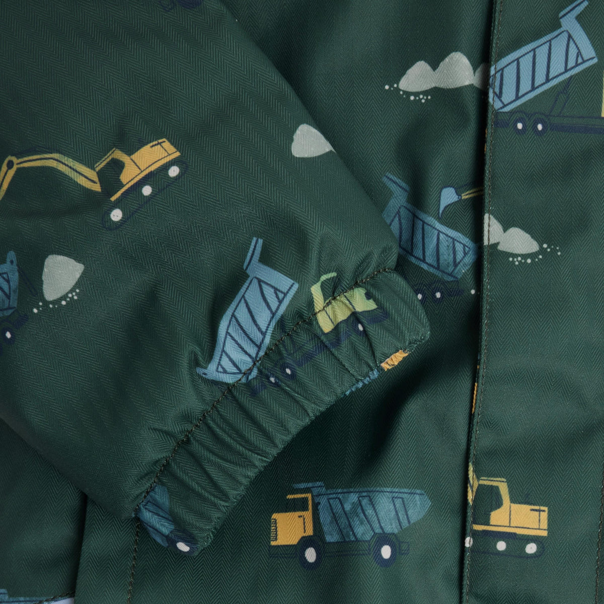 Warme Winterjacke mit verspieltem All-Over-Dino-Print – perfekt für kleine Abenteurer. Die leichte Polyesterjacke bietet Schutz vor Kälte und Wind, während das bunte Design Kinderaugen zum Leuchten bringt. Ideal für Herbst und Winter.