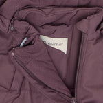 Ein hochwertiger Schneeanzug von Minymo, perfekt für kalte Wintertage. Der Anzug bietet optimalen Schutz vor Kälte und Nässe und ist aus robustem 100% Polyester gefertigt. Ideal für Outdoor-Aktivitäten und Winterabenteuer.