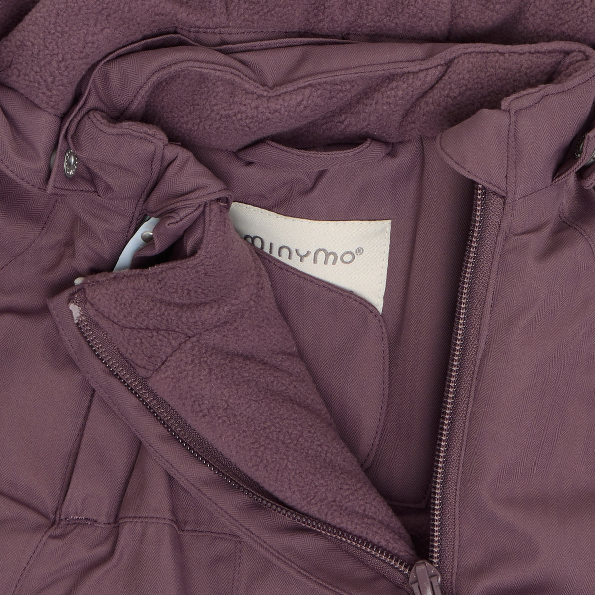Ein hochwertiger Schneeanzug von Minymo, perfekt für kalte Wintertage. Der Anzug bietet optimalen Schutz vor Kälte und Nässe und ist aus robustem 100% Polyester gefertigt. Ideal für Outdoor-Aktivitäten und Winterabenteuer.
