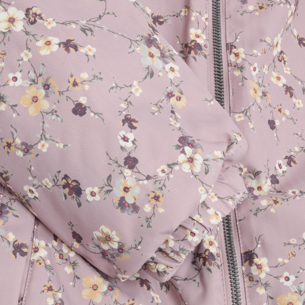 Die Jacke von Minymo verfügt über einen Allover-Print und reflektierende Details. Sie ist mit abnehmbarer Kapuze, Taschen und hochwertigem Reißverschluss ausgestattet. Die Jacke ist mit vorgeformten Ellbogen und versiegelten Nähten gestaltet. Sie ist winddicht, und hat Atmungsaktivität 8.000 g/m², Abriebfestigkeit 60.000 Rubs und Wassersäule 10.000 mm. Imprägniert mit BIONIC FINISH® ECO Zertifiziert durch GRS - Made with 65% Recycled Material CERES-0366