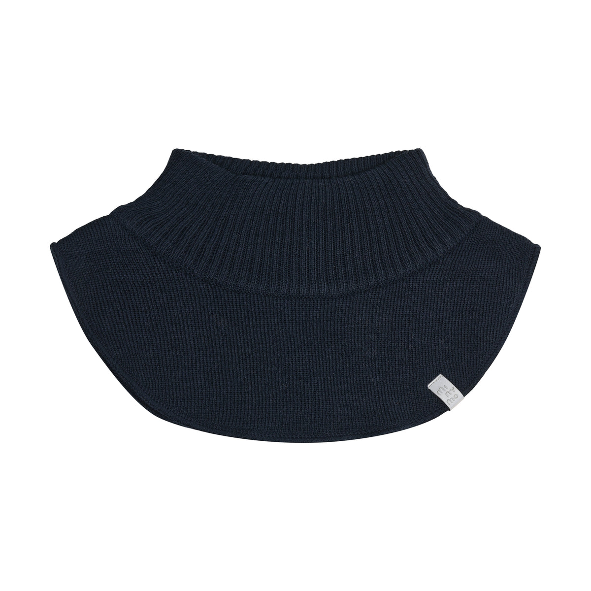 Ein wärmender Neckwarmer in klassischem Dunkelblau von Minymo Knit – perfekt für kalte Tage. Die hochwertige Mischung aus 50% Wolle und 50% Acryl bietet optimalen Tragekomfort und Langlebigkeit. Ideal zum Kombinieren mit verschiedenen Outfits.