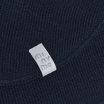 Ein wärmender Neckwarmer in klassischem Dunkelblau von Minymo Knit – perfekt für kalte Tage. Die hochwertige Mischung aus 50% Wolle und 50% Acryl bietet optimalen Tragekomfort und Langlebigkeit. Ideal zum Kombinieren mit verschiedenen Outfits.