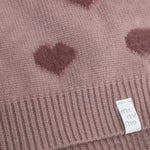 Weiche Teddy-Pile-Haube von Minymo in zartem Rosa mit niedlichem Herzmuster. Angenehm zu tragen und perfekt für kühle Tage. Aus hochwertiger Materialmischung: 52% Viscose, 28% Polyester und 20% Nylon für optimalen Komfort und Langlebigkeit.