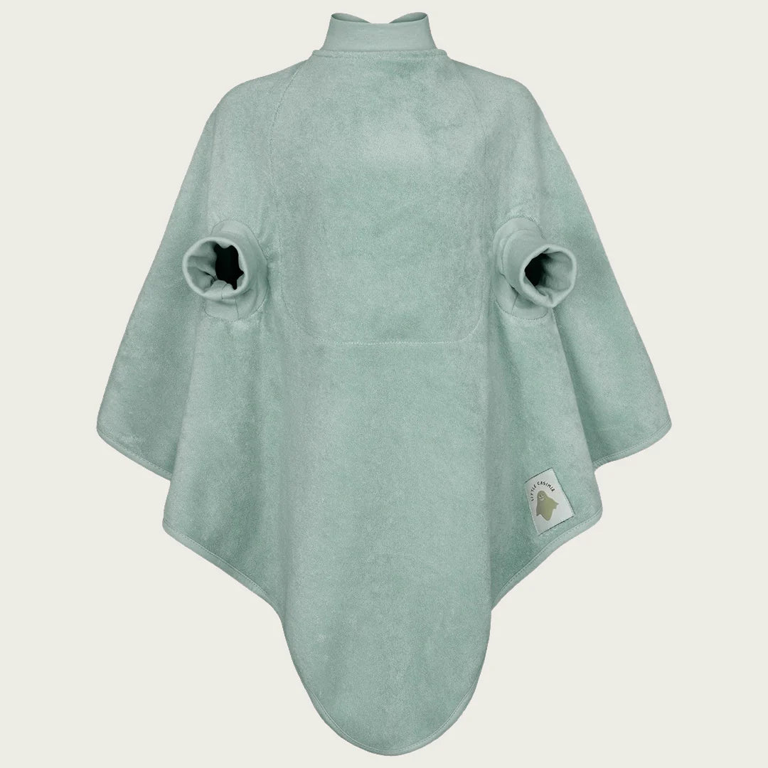 Beschreibung

Das Lätzchen „Boo“ hält Kinder trocken – dank wasserfestem Brustbereich und weichem Frottee. Es bietet viel Bewegungsfreiheit, wächst mit von 6 Monaten bis 4 Jahren und spart Eltern Zeit beim Waschen. Aus 100 % OEKO-Tex Baumwolle, pflegeleicht und frei von Schadstoffen. Ein praktischer und nachhaltiger Begleiter für kleine Abenteurer!

Qualität, die man spürt

Jede Naht ist durchdacht: Nichts drückt, keine harten Kanten.
Umkrempelbare Säume an den Ärmellöchern verhindern Kleckern nach innen.
R