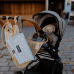 Die Wickelunterlage Punkte Mint ist ideal für unterwegs. Sie lässt sich einfach am Handgelenk oder Kinderwagen befestigen und bietet dank Innentaschen Platz für Windeln und Pflegeartikel. Nach dem Wickeln wird sie kompakt zusammengefaltet – so bist du jederzeit gut vorbereitet.