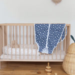 Der 0.5 TOG Musselin-Schlafsack aus 100% Bio-Baumwolle hält Dein Baby angenehm warm, ist leicht und atmungsaktiv. Er bietet maximale Bewegungsfreiheit und sorgt für sicheren Schlaf, da das Gesicht frei bleibt und der Schlafsack nicht verrutschen kann. Mit weichem Komfort-Reißverschluss und geschütztem Kinn garantiert er hohen Tragekomfort ohne Hautreizungen.