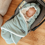 Die emma &amp; noah Einschlagdecke aus Bio-Baumwolle hält Dein Baby warm und gemütlich. Mit Teddyfutter und Wattierung sorgt sie für Komfort. Die Decke passt in Babyschale und Kinderwagen und wächst dank verstellbarer Kapuze mit. Einfaches Einwickeln garantiert schnelle Nutzung.