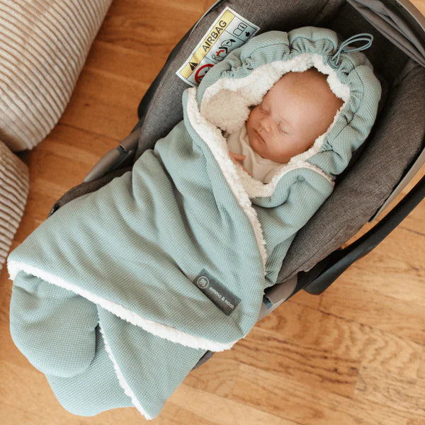 Die emma &amp; noah Einschlagdecke aus Bio-Baumwolle hält Dein Baby warm und gemütlich. Mit Teddyfutter und Wattierung sorgt sie für Komfort. Die Decke passt in Babyschale und Kinderwagen und wächst dank verstellbarer Kapuze mit. Einfaches Einwickeln garantiert schnelle Nutzung.