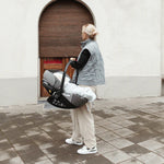 Die emma &amp; noah Einschlagdecke aus Bio-Baumwolle hält Dein Baby warm und kuschelig. Mit weichem Teddyfutter und wattierter Füllung sorgt sie für Komfort. Dank einfacher Handhabung und Gurtschlitzen passt sie in Babyschale und Kinderwagen. Die verstellbare Kapuze wächst mit Deinem Baby mit.