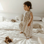 Der 1.0 TOG Musselin-Schlafsack aus 100 % Bio-Baumwolle hält Ihr Baby angenehm warm und sorgt dank seines leichten, atmungsaktiven Materials für ruhige Nächte. Mit Füßen ausgestattet, bietet er maximale Bewegungsfreiheit und verhindert, dass das Gesicht bedeckt wird, was die Sicherheit beim Schlafen erhöht. Der weiche Komfort-Reißverschluss mit Kinnschutz und der sanft eingefasste Halsausschnitt garantieren hohen Tragekomfort. Ideal für sicheren und entspannten Babyschlaf.