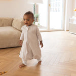 Der Schlafsack aus 100% Bio-Baumwolle mit 1.0 TOG hält Dein Baby warm, leicht und atmungsaktiv. Er bietet maximale Bewegungsfreiheit und sorgt für sicheren Schlaf, da das Gesicht frei bleibt und der Schlafsack nicht verrutschen kann. Der Komfort-Reißverschluss schützt das Kinn, während weiche Abschlüsse am Hals und den Armen für angenehmes Tragegefühl sorgen. Ideal für ruhige Nächte und entspanntes Träumen.