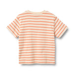 Klassisches T-Shirt mit feinen Streifen in Weizenfarben. Das Jay Kurzarm-Shirt besticht durch seine zeitlose Streifenoptik und überzeugt mit höchstem Tragekomfort. Aus 100% Bio-Baumwolle gefertigt, bietet es Nachhaltigkeit ohne Kompromisse. Perfekt für den Alltag – vielseitig kombinierbar und angenehm zu tragen.