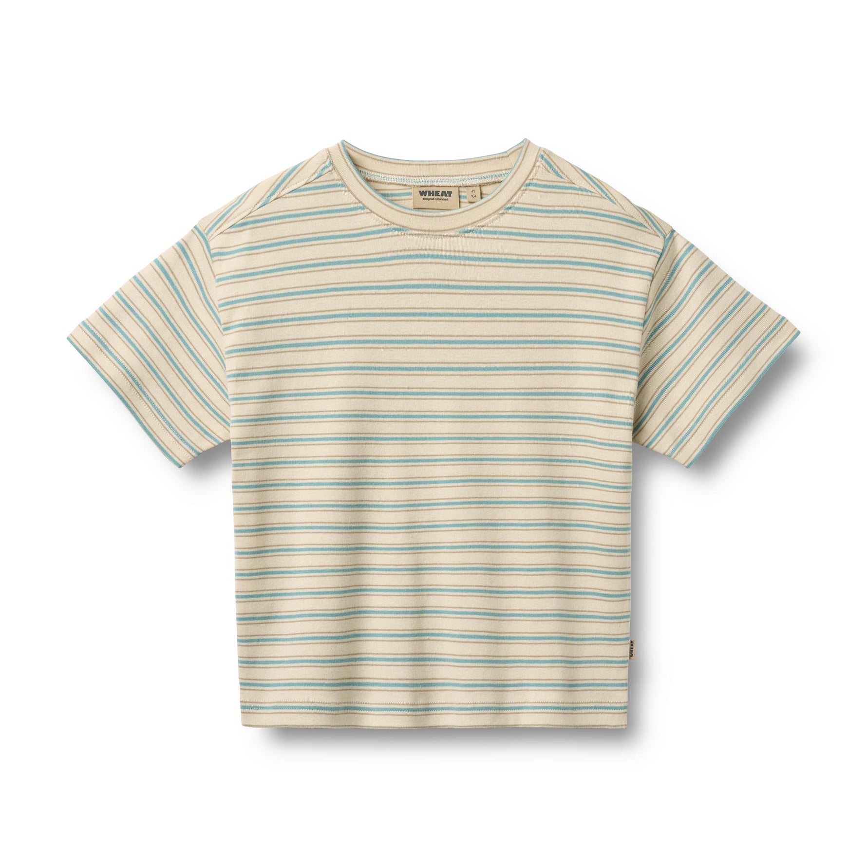 Klassisches T-Shirt mit feinen Streifen von WHEAT. Das zeitlose Design passt zu jedem Outfit und bietet maximalen Tragekomfort durch die hochwertige Bio-Baumwolle. Perfekt für den Alltag – vielseitig kombinierbar und langlebig.