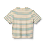 Klassisches T-Shirt mit feinen Streifen von WHEAT. Das zeitlose Design passt zu jedem Outfit und bietet maximalen Tragekomfort durch die hochwertige Bio-Baumwolle. Perfekt für den Alltag – vielseitig kombinierbar und langlebig.