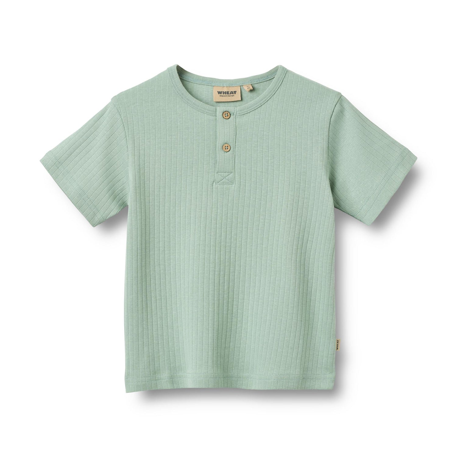 Das T-Shirt S/S Lumi von WHEAT besticht durch seine hochwertige Verarbeitung und nachhaltigen Materialien. Das Modell mit Rippstruktur und praktischen Knöpfen bietet klassischen Komfort für den Alltag. Perfekt für kleine Abenteurer, die Wert auf Qualität und Nachhaltigkeit legen.
