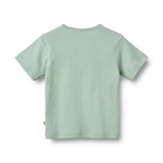Das T-Shirt S/S Lumi von WHEAT besticht durch seine hochwertige Verarbeitung und nachhaltigen Materialien. Das Modell mit Rippstruktur und praktischen Knöpfen bietet klassischen Komfort für den Alltag. Perfekt für kleine Abenteurer, die Wert auf Qualität und Nachhaltigkeit legen.
