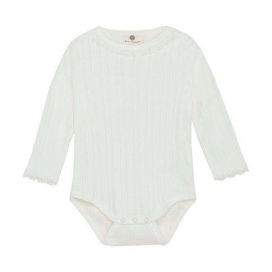 Dieser langärmelige Body von Enfant mit feiner Pointelle-Stickerei vereint zarten Komfort mit stilvoller Eleganz. Das atmungsaktive Material sorgt für ein angenehmes Tragegefühl, während das filigrane Muster jedem Outfit eine besondere Note verleiht. Perfekt für empfindliche Babyhaut und ideal für jeden Anlass, bei dem Komfort und Design Hand in Hand gehen.