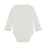Dieser langärmelige Body von Enfant mit feiner Pointelle-Stickerei vereint zarten Komfort mit stilvoller Eleganz. Das atmungsaktive Material sorgt für ein angenehmes Tragegefühl, während das filigrane Muster jedem Outfit eine besondere Note verleiht. Perfekt für empfindliche Babyhaut und ideal für jeden Anlass, bei dem Komfort und Design Hand in Hand gehen.