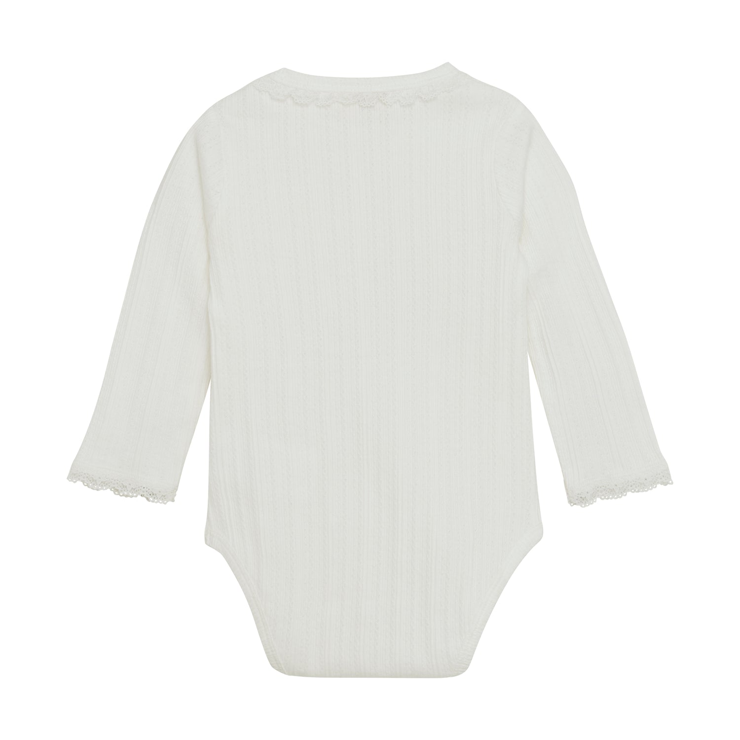 Dieser langärmelige Body von Enfant mit feiner Pointelle-Stickerei vereint zarten Komfort mit stilvoller Eleganz. Das atmungsaktive Material sorgt für ein angenehmes Tragegefühl, während das filigrane Muster jedem Outfit eine besondere Note verleiht. Perfekt für empfindliche Babyhaut und ideal für jeden Anlass, bei dem Komfort und Design Hand in Hand gehen.