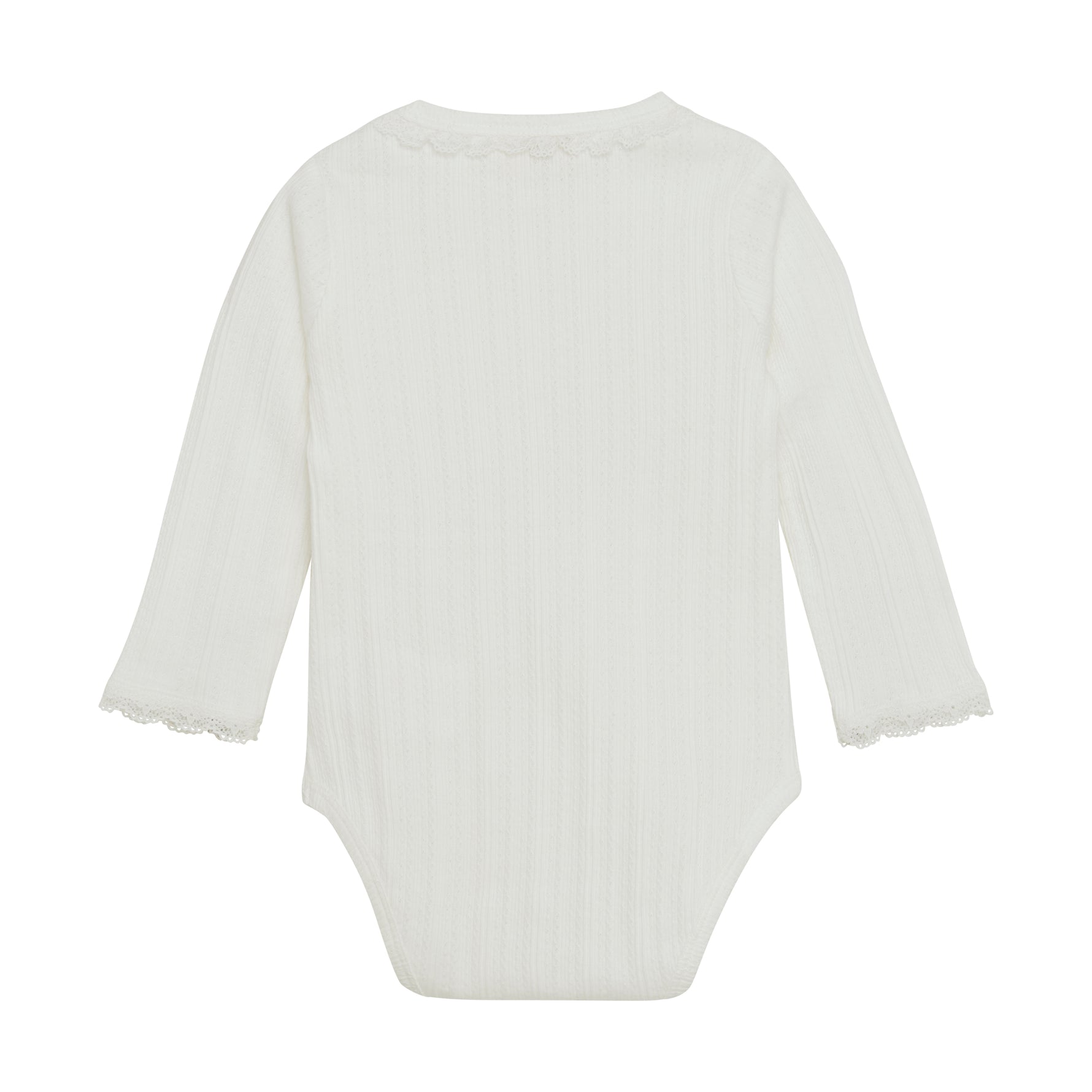 Dieser langärmelige Body von Enfant mit feiner Pointelle-Stickerei vereint zarten Komfort mit stilvoller Eleganz. Das atmungsaktive Material sorgt für ein angenehmes Tragegefühl, während das filigrane Muster jedem Outfit eine besondere Note verleiht. Perfekt für empfindliche Babyhaut und ideal für jeden Anlass, bei dem Komfort und Design Hand in Hand gehen.