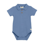 Der kurzärmelige Polo-Body von Enfant verbindet stilvolles Design mit angenehmem Tragekomfort – perfekt für kleine Entdecker.