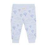 Die gerippte Hose von Enfant besticht durch ihr charmantes Muster in einem sanften Hellblau und verleiht jedem Outfit eine frische, stilvolle Note.