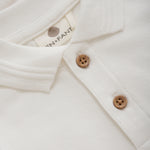 Dieser weiße Langarm-Body im Polo-Stil von Enfant vereint Komfort und Stil perfekt für Ihr Baby.