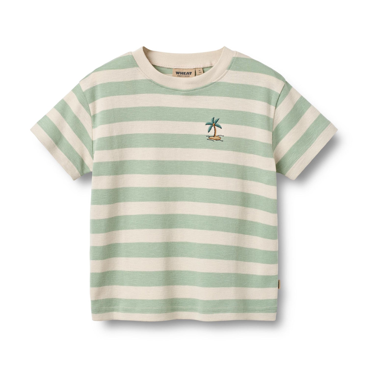 Klassisches Kurzarm-T-Shirt mit feinen Streifen von WHEAT. Das Liam besticht durch seine zeitlose Silhouette und den hohen Tragekomfort. Gefertigt aus 100% Bio-Baumwolle, bietet es sanfte Haptik und Atmungsaktivität für den Alltag. Ein vielseitiges Basics-Piece, das sich mühelos kombinieren lässt.