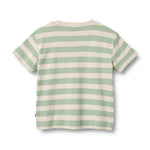 Klassisches Kurzarm-T-Shirt mit feinen Streifen von WHEAT. Das Liam besticht durch seine zeitlose Silhouette und den hohen Tragekomfort. Gefertigt aus 100% Bio-Baumwolle, bietet es sanfte Haptik und Atmungsaktivität für den Alltag. Ein vielseitiges Basics-Piece, das sich mühelos kombinieren lässt.
