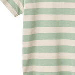Klassisches Kurzarm-T-Shirt mit feinen Streifen von WHEAT. Das Liam besticht durch seine zeitlose Silhouette und den hohen Tragekomfort. Gefertigt aus 100% Bio-Baumwolle, bietet es sanfte Haptik und Atmungsaktivität für den Alltag. Ein vielseitiges Basics-Piece, das sich mühelos kombinieren lässt.