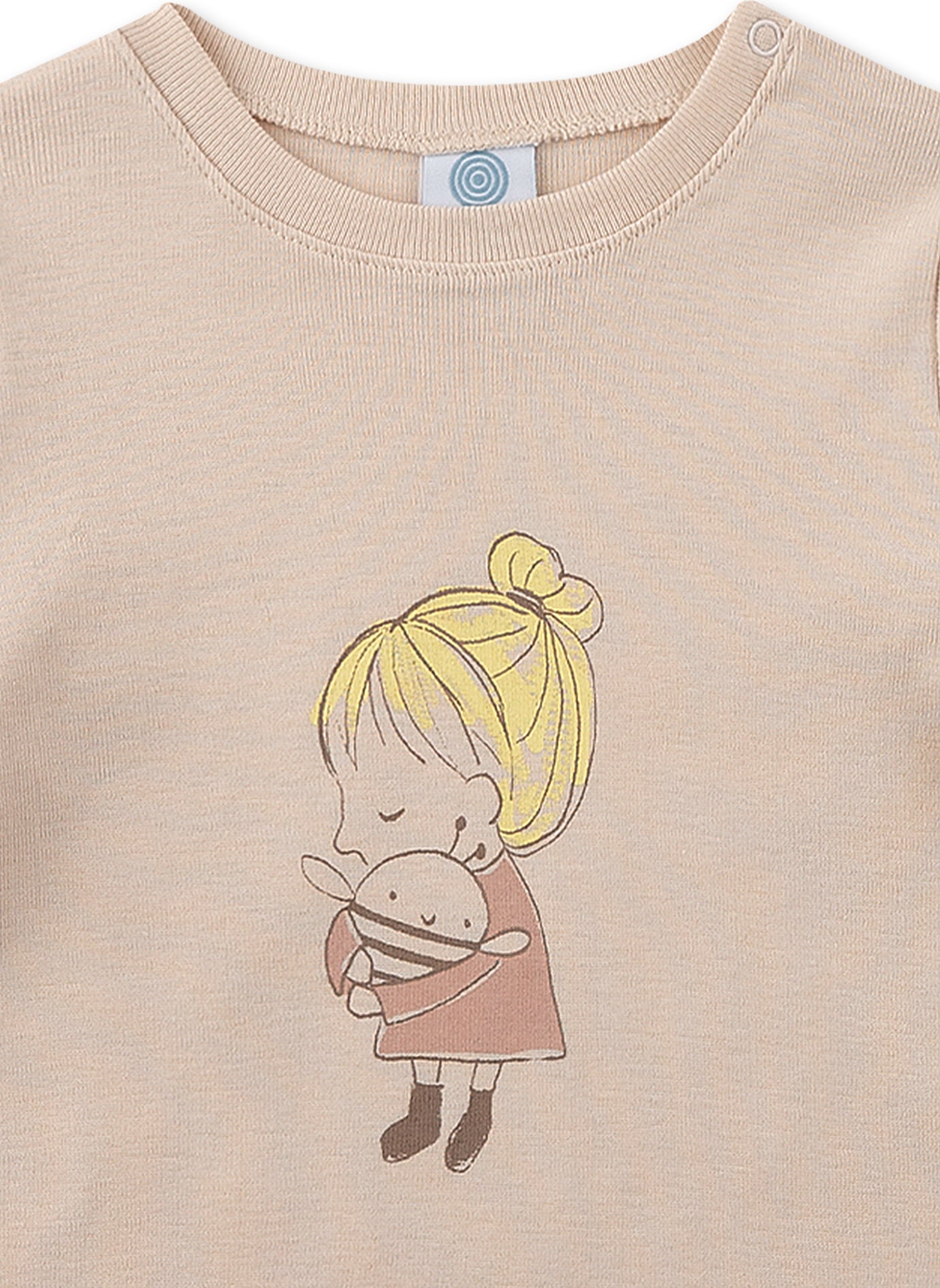 Kurzes sommerliches Nachtwäsche-Set von Sanetta mit Artwork auf dem T-Shirt und süßem Bienen-Allover auf der kurzen Schlafhose