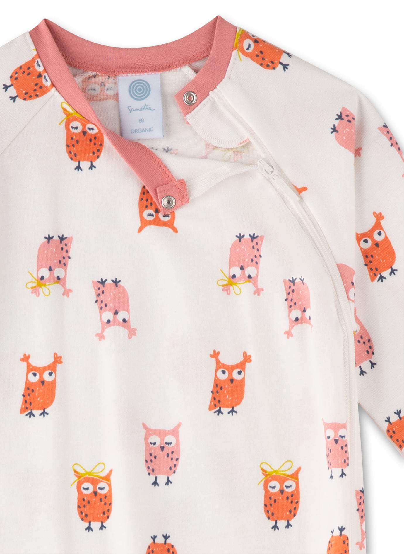 Dieser bezaubernde Mädchen-Overall von Sanetta ist der ideale Schlafanzug für kleine Träumerinnen. Mit einem charmanten Eulen-Alloverprint vereint er verspieltes Design, Komfort und Nachhaltigkeit.