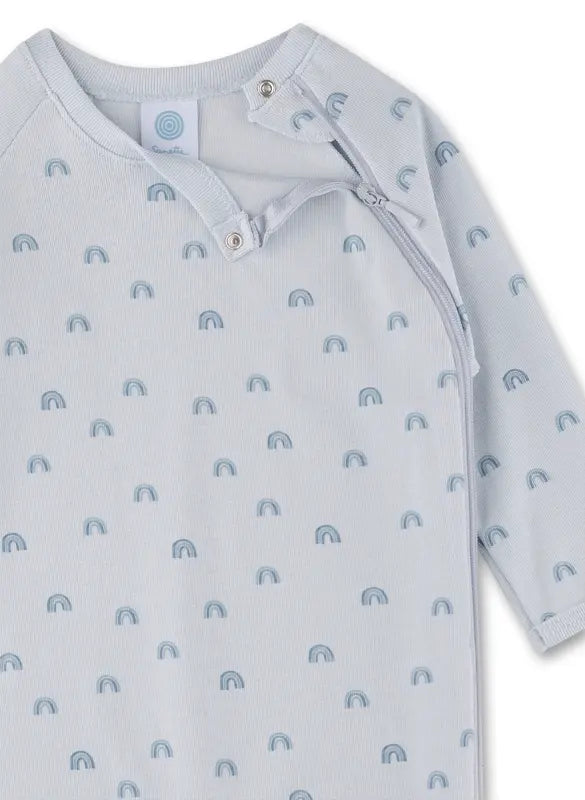 Sanettas Overall in Hellblau mit Regenbogenmotiv überzeugt durch seine hochwertige Verarbeitung und das angenehme, atmungsaktive Material.