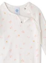 Dieses off-white Overall von Sanetta besticht durch ein zurückhaltendes, florales Muster, das dem Kleidungsstück eine elegante Note verleiht.