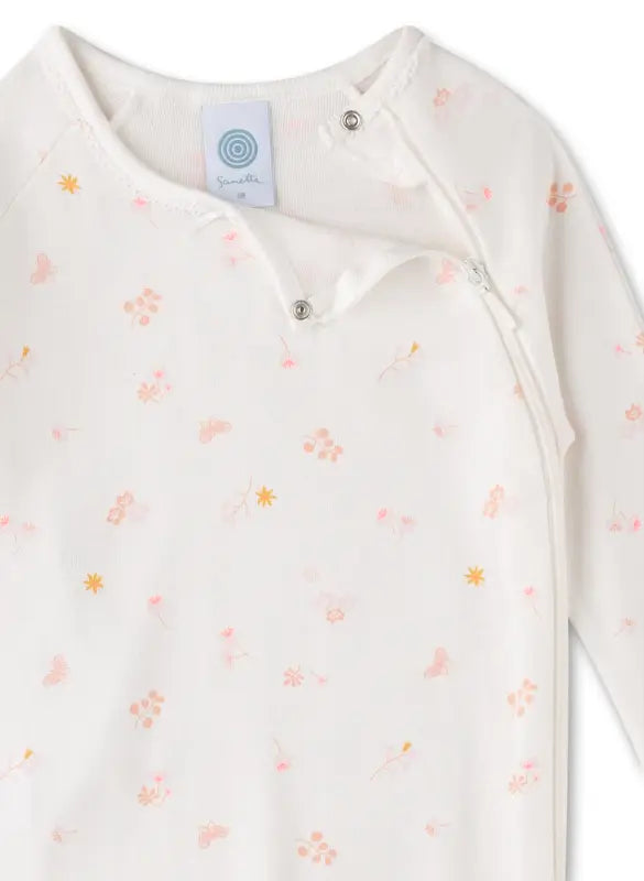 Dieses off-white Overall von Sanetta besticht durch ein zurückhaltendes, florales Muster, das dem Kleidungsstück eine elegante Note verleiht.