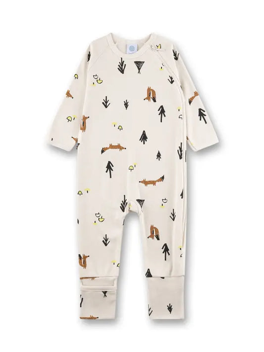 Dieser liebevoll entworfene Strampler von Sanetta in Off-White bietet deinem Baby ein behagliches Gefühl von Geborgenheit. Aus weicher Bio-Baumwolle gefertigt, sorgt er für eine sanfte Hautumhüllung und angenehme Wärme, ohne Kompromisse bei Nachhaltigkeit und Qualität. Der charmante Fuchs- und Waldprint regt die Fantasie an, während der praktische Reißverschluss und die flexiblen Klappfüße den Alltag der Eltern erleichtern. Ein durchdachtes Wohlfühlkleidungsstück, das Komfort, Sicherheit und zauberhafte Mom