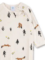 Dieser liebevoll entworfene Strampler von Sanetta in Off-White bietet deinem Baby ein behagliches Gefühl von Geborgenheit. Aus weicher Bio-Baumwolle gefertigt, sorgt er für eine sanfte Hautumhüllung und angenehme Wärme, ohne Kompromisse bei Nachhaltigkeit und Qualität. Der charmante Fuchs- und Waldprint regt die Fantasie an, während der praktische Reißverschluss und die flexiblen Klappfüße den Alltag der Eltern erleichtern. Ein durchdachtes Wohlfühlkleidungsstück, das Komfort, Sicherheit und zauberhafte Mom