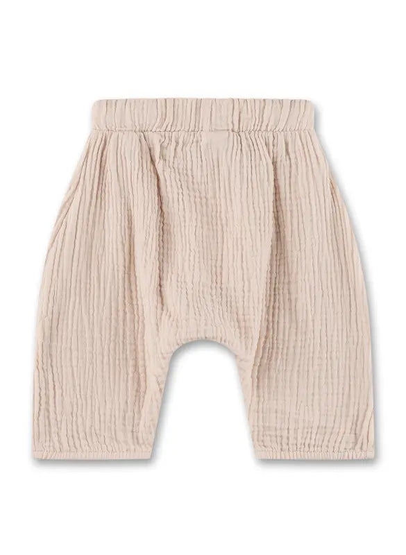 Diese beige Musselin-Hose von Sanetta überzeugt durch ihr angenehmes Tragegefühl und zeitloses Design.