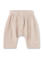 Diese beige Musselin-Hose von Sanetta überzeugt durch ihr angenehmes Tragegefühl und zeitloses Design.