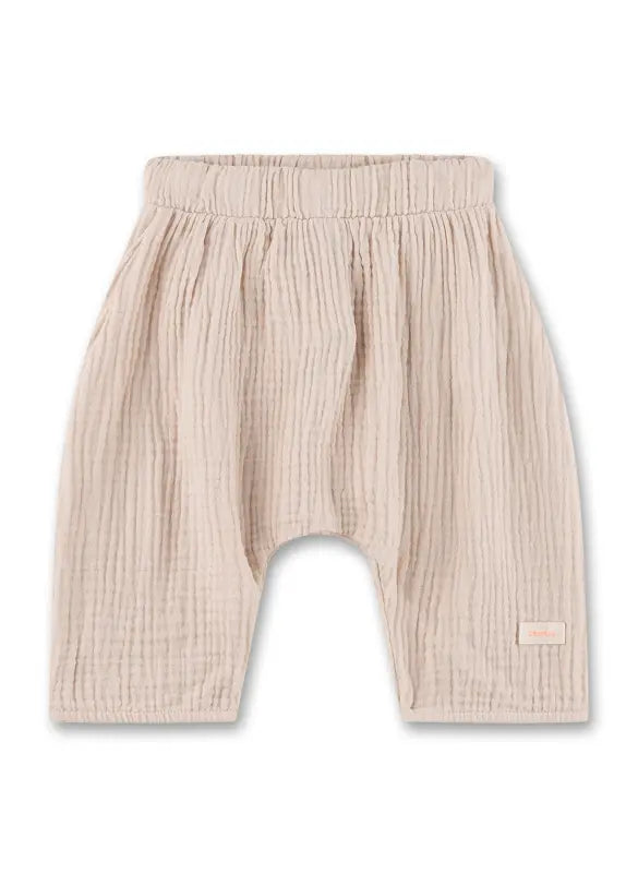 Diese beige Musselin-Hose von Sanetta überzeugt durch ihr angenehmes Tragegefühl und zeitloses Design.