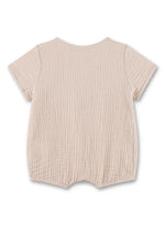 Bequemer beigefarbener Musselin-Strampler von Sanetta – perfekt für kleine Entdecker!