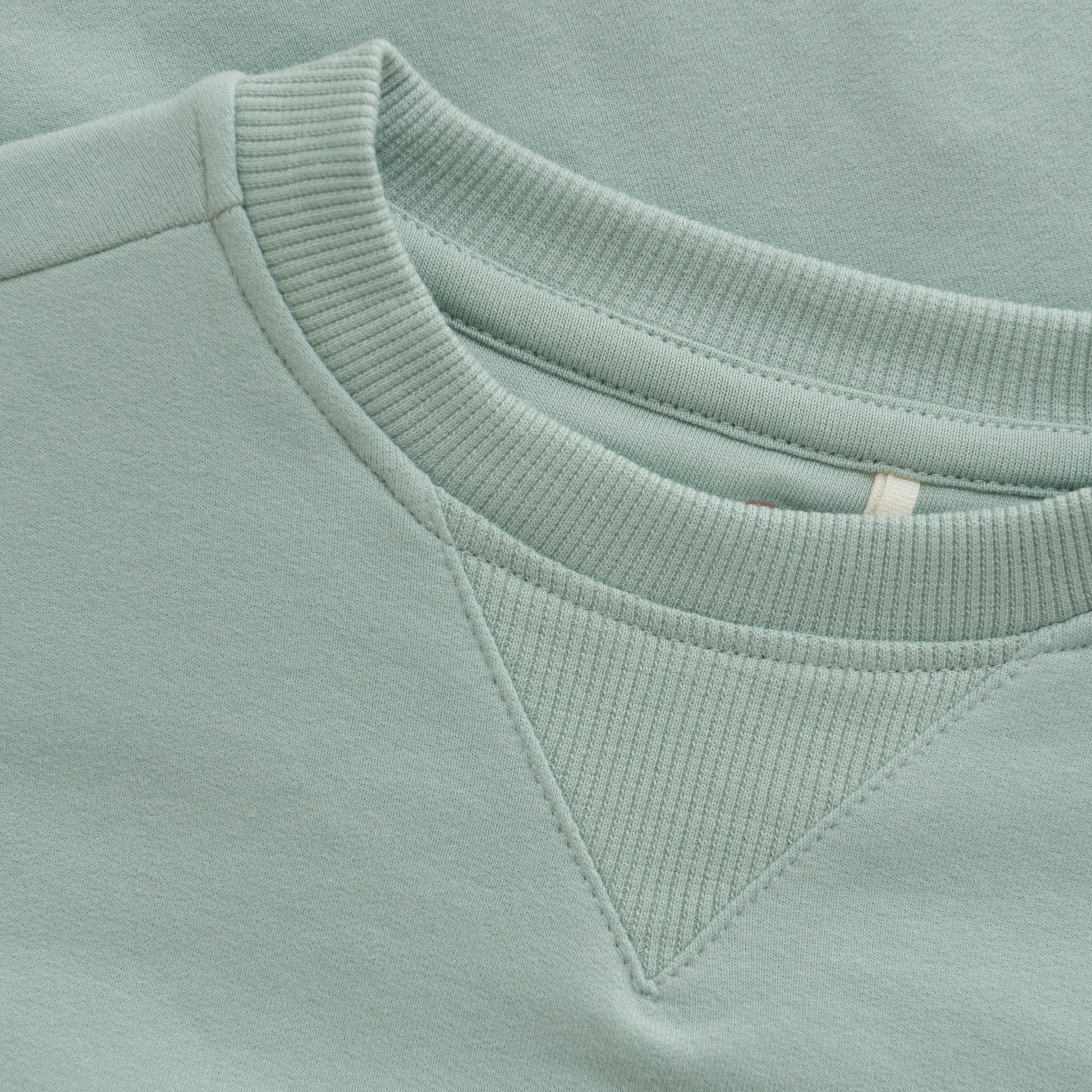 Dieser einfarbige Pullover in Mint von Enfant besticht durch seine angenehm weiche Qualität und sorgt für ein komfortables Tragegefühl.