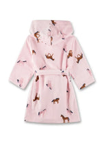 Dieser rosa Bademantel von Sanetta begeistert mit einem verspielten Pferdemotiv und sorgt für gemütliche Wohlfühlmomente.