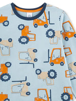 Dieser gelungene lange Jungen-Schlafanzug von Sanetta begeistert kleine Fahrzeugfans mit seinem coolen Allover-Print aus Traktoren und Gabelstaplern in verschiedenen Orangetönen und dunkelblauen Akzenten. Der Schlafanzug ist aus 100 % Baumwolle in angenehmer Single-Jersey-Qualität gefertigt und bietet ein weiches, natürliches Tragegefühl. Elastische Rippbündchen an Halsausschnitt, Armen und Beinen sorgen für maximalen Tragekomfort. Die bequeme Schlafhose mit elastischem Taillenbund garantiert eine optimale 