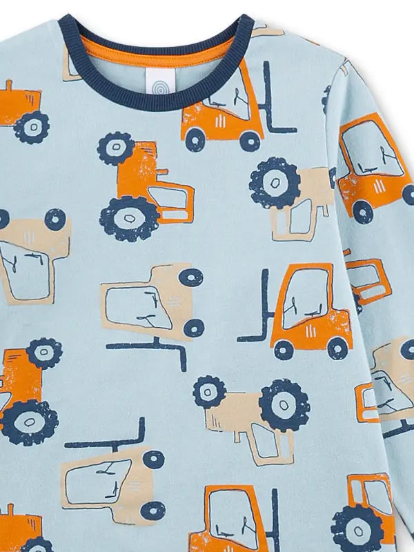Dieser gelungene lange Jungen-Schlafanzug von Sanetta begeistert kleine Fahrzeugfans mit seinem coolen Allover-Print aus Traktoren und Gabelstaplern in verschiedenen Orangetönen und dunkelblauen Akzenten. Der Schlafanzug ist aus 100 % Baumwolle in angenehmer Single-Jersey-Qualität gefertigt und bietet ein weiches, natürliches Tragegefühl. Elastische Rippbündchen an Halsausschnitt, Armen und Beinen sorgen für maximalen Tragekomfort. Die bequeme Schlafhose mit elastischem Taillenbund garantiert eine optimale 