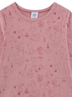 Dieser bezaubernde Mädchen-Schlafanzug von Sanetta aus 100 % GOTS-zertifizierter Bio-Baumwolle in Velours-Single-Qualität sorgt für gemütliche Wohlfühlmomente. Das Oberteil in dunklem Rosé ist mit einem fröhlichen Alloverprint aus Partymäusen, Blumen, Girlanden, Luftballons und Geschenken verziert. Die passende Hose im gleichen Look sitzt dank des bequemen Gummibunds besonders angenehm, wird von einer süßen Schleife liebevoll akzentuiert und verfügt über Beinabschlüsse. Ein Lieblingsstück, das Geborgenheit,