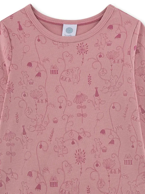 Dieser bezaubernde Mädchen-Schlafanzug von Sanetta aus 100 % GOTS-zertifizierter Bio-Baumwolle in Velours-Single-Qualität sorgt für gemütliche Wohlfühlmomente. Das Oberteil in dunklem Rosé ist mit einem fröhlichen Alloverprint aus Partymäusen, Blumen, Girlanden, Luftballons und Geschenken verziert. Die passende Hose im gleichen Look sitzt dank des bequemen Gummibunds besonders angenehm, wird von einer süßen Schleife liebevoll akzentuiert und verfügt über Beinabschlüsse. Ein Lieblingsstück, das Geborgenheit,