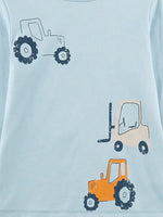 Dieser starke, lange Jungen-Schlafanzug von Sanetta begeistert kleine Fahrzeug-Fans mit einem coolen Motivprint aus zwei Traktoren und einem Gabelstapler auf dem hellblauen Schlafshirt. Gefertigt aus wärmender Single-Velours-Qualität aus 100 % Baumwolle, sorgt er für ein angenehm weiches Tragegefühl. Das Oberteil ist mit einem weichen Nackenband und einem Rippbündchen am Hals ausgestattet. Die Traktoren und der Gabelstapler in harmonischen Orangetönen mit dunkelblauen Akzenten lassen die Herzen kleiner Fahr